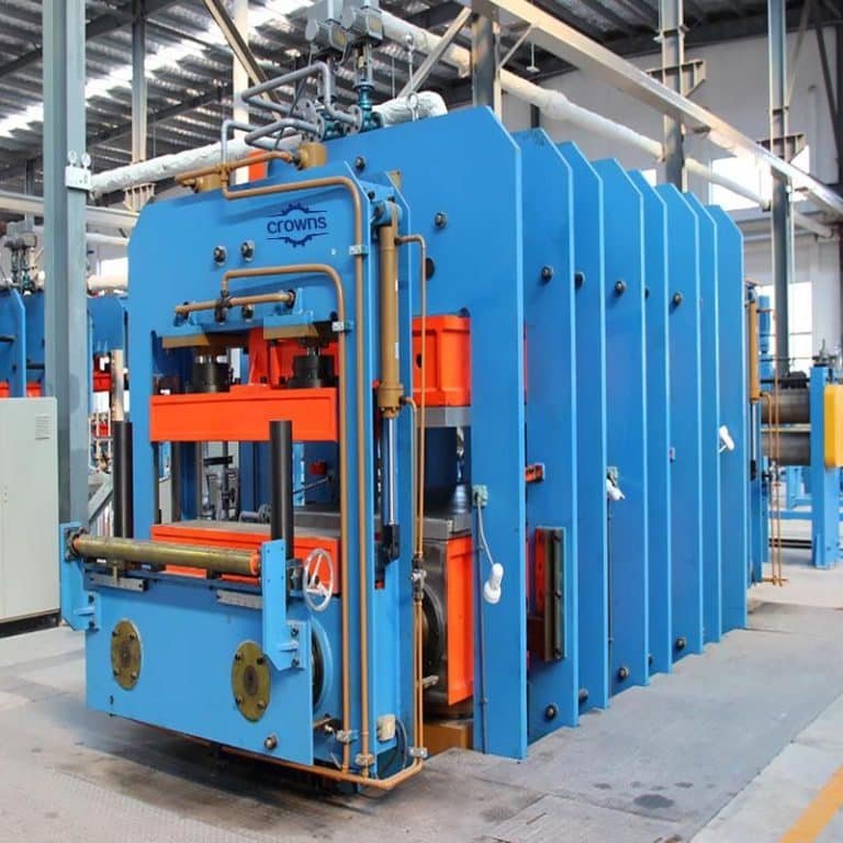 Linha de prensa de vulcanização industrial da Crowns Machinery, equipada para o fabrico de produtos de borracha de grande volume