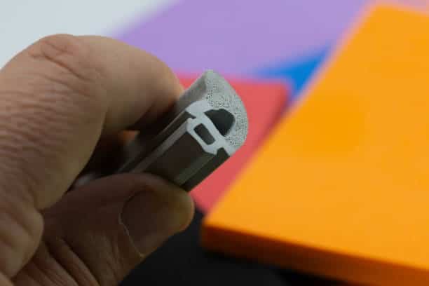 Perfil co-extrudido de borracha cinzenta com design de secção transversal complexa para vedações e juntas - Crowns Machinery