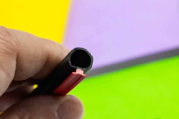 Grande plano do perfil co-extrudido de borracha preta com inserção vermelha, ideal para aplicações automóveis e industriais - Crowns Machinery