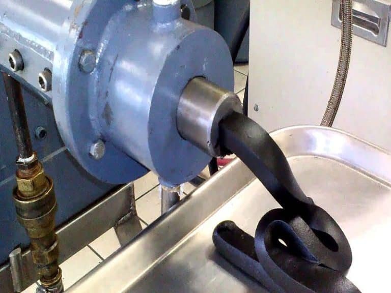 Grande plano do processo de extrusão de borracha que mostra a criação de materiais duradouros